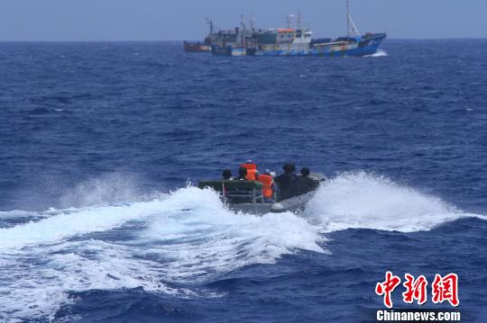 编队小艇前往“益丰7”号渔船接该船轮机长