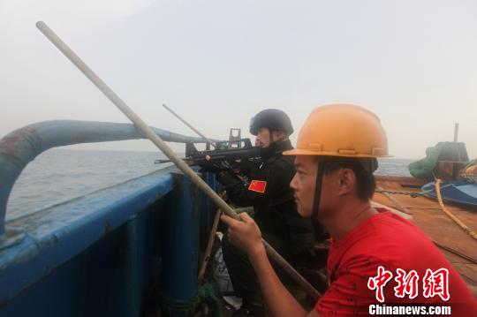 特战队员和渔船船员共同组织反海盗演练