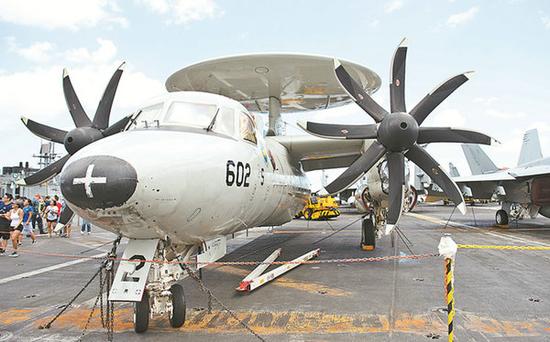 7月9日,在美国夏威夷,观众参观美国海军斯坦尼斯号航空母舰。当日,“环太平洋-2016”军事演习举行开放日,包括中国、美国、澳大利亚、印度等国的24艘舰艇参加了开放日活动,各国海军官兵、媒体人员和部分公众登舰参观。图为7月9日,在美国夏威夷,观众参观美国海军“约翰?斯滕尼斯”号航空母舰