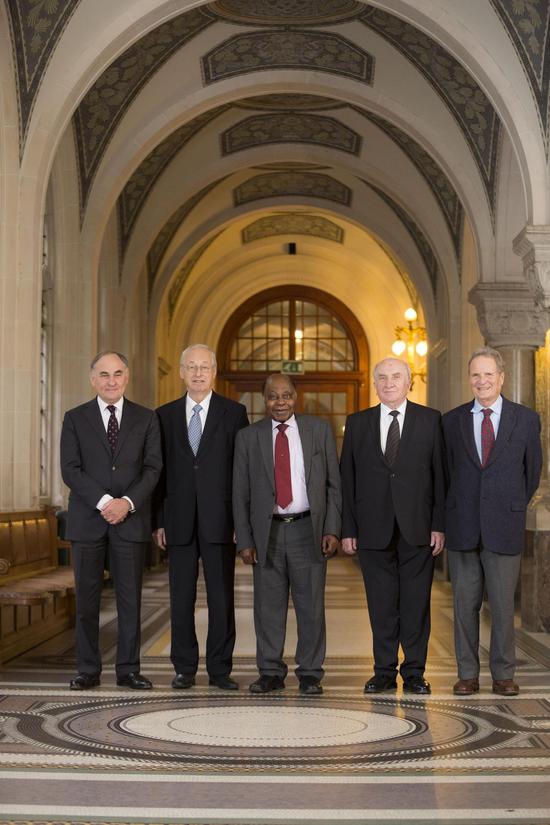 南海仲裁案中的五位主审法官（从左至右）：阿尔弗雷德·松斯，荷兰人；吕迪格·沃尔夫鲁姆，德国人；托马斯·门萨，加纳人；斯坦尼斯瓦夫·帕夫拉克，波兰人；让-皮埃尔·科特，法国人