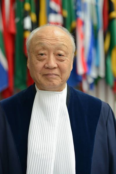 柳井俊二本在2001年中因贪腐案，被日本政府扫地出门；如今却得以摇身一变，成了国际法法官