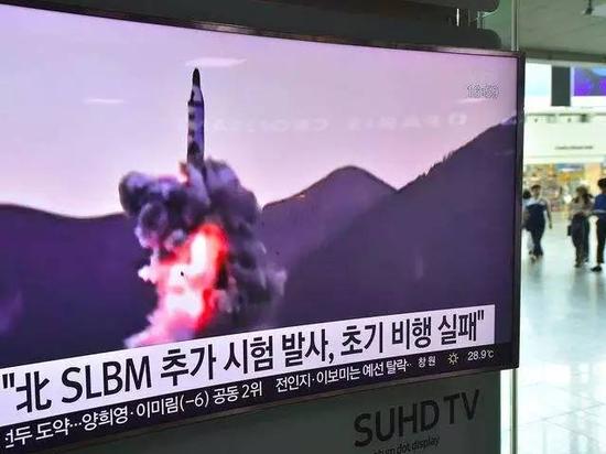 7月9日，韩国首都首尔一座火车站内，电视屏幕播放着朝鲜发射潜射导弹新闻。