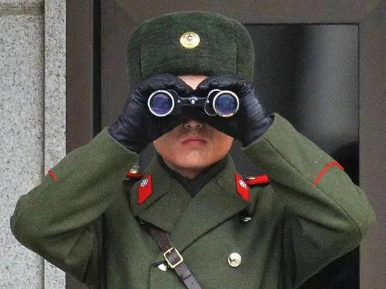板门店，朝鲜人民军士兵查看着韩国方向的情况。