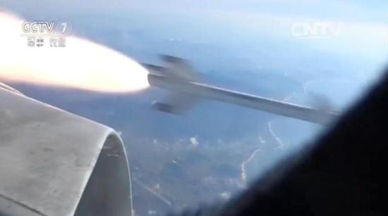 南海舰队新飞行员驾飞豹演练导弹打靶