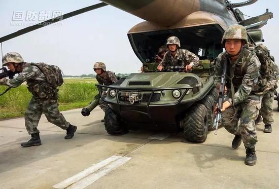 年来我军大量装备了山猫全地形车,提高了我军后勤运输保障水平