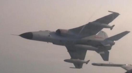 南海舰队新飞行员驾飞豹演练导弹打靶