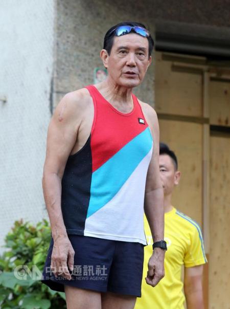 马英九13日晨跑之前被媒体追问,称14日出席活动时会发布看法
