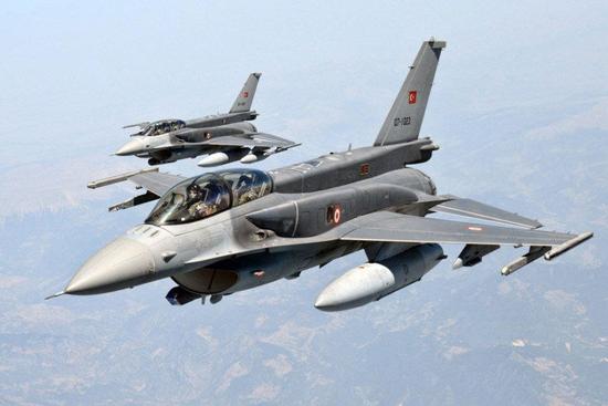 据美国有线电视新闻网报道，土耳其总统府消息人士表示，土耳其F-16战机在安卡拉上空击落政变策划者驾驶的直升机。