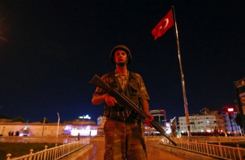 土耳其军方15日发动政变，宣称已经接管政权。军队占领道路及大桥，首都安卡拉传出爆炸声和枪声，有指有坦克和直升机开火。