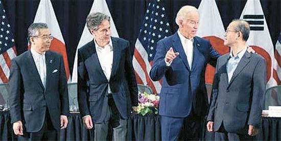 照片中左起依次为日本外务省事务次官杉山晋辅、美国国务院副国务卿安东尼·布林肯、美国副总统拜登以及韩国外交部第一副部长林圣男(照片由美国驻韩国大使馆提供)