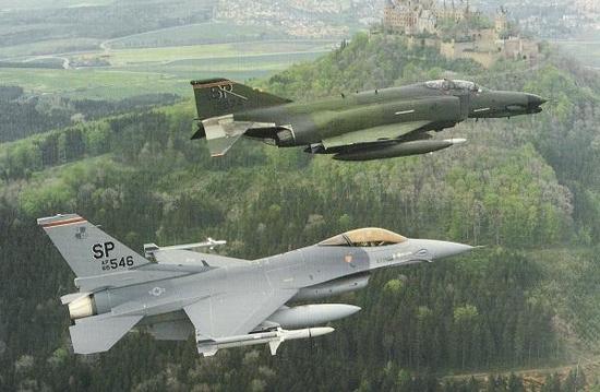 F-4G与F-16CJ编队飞行