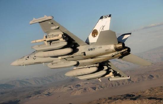 F-4G与F-16CJ编队飞行