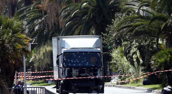当地时间2016年7月15日，法国尼斯，法国警方在卡车周围展开调查。  视觉中国 图