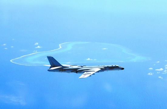 图为轰-6K飞机在黄岩岛等岛礁附近空域巡航。