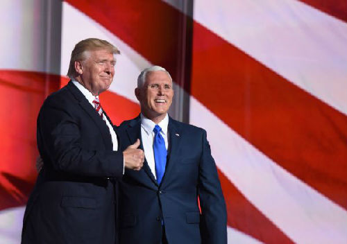 图说:7月20日,在美国俄亥俄州克利夫兰市,共和党总统候选人特朗普(左)与其竞选搭档、共和党副总统候选人迈克·彭斯合影。 新华社发