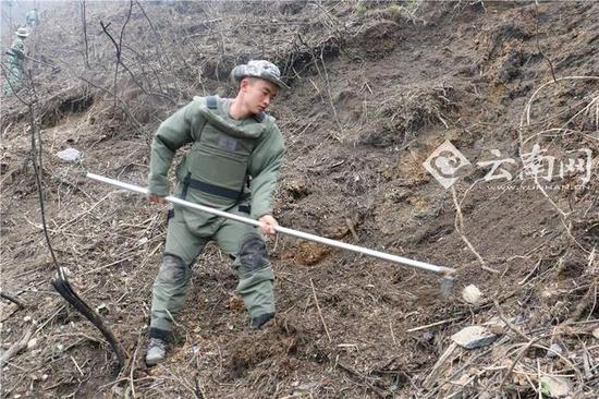 4月6日程俊辉在爆破排雷过后的雷场进行人工搜排。 凌应文摄