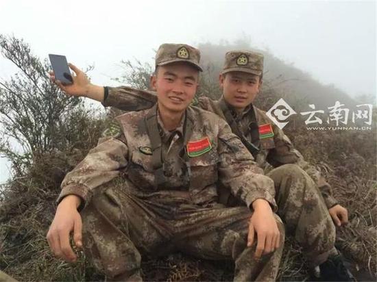 程俊辉生前与战友在边陲留影(手机图)