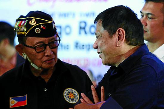 菲律宾总统杜特尔特(右)和前总统拉莫斯
