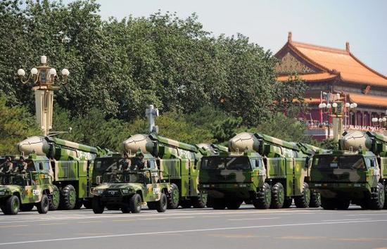 中国去年9月3日的阅兵式上，东风-21D弹道导弹发射车通过长安街。