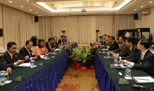 　图为当地时间2016年7月24日，外交部长王毅在老挝万象会见柬埔寨国务兼外交国际合作部大臣布拉索昆。 