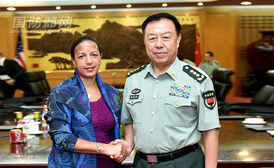 原文配图:7月25日下午,中央军委副主席范长龙上将在八一大楼会见了来访的美国总统国家安全事务助理苏珊?赖斯。