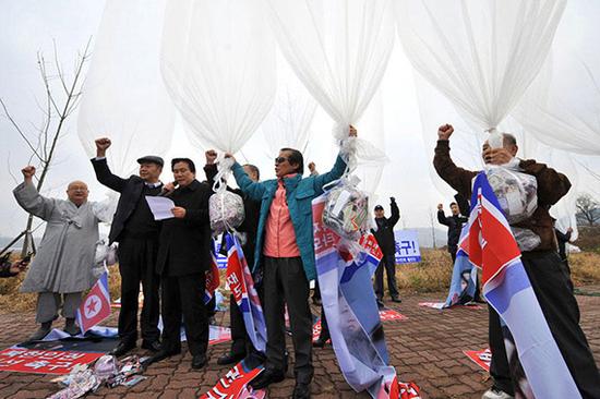 韩国民间团体散发对朝传单