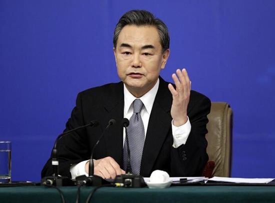 外交部长王毅在万象出席第六届东亚峰会外长会。针对有个别国家外长在发言中提及南海仲裁案，王毅阐述了中方立场。