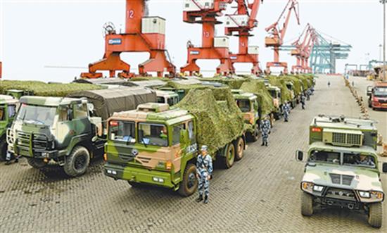 东部战区空军某防空团借助民用船舶整建制输送兵力装备。