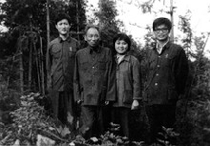 1979年，陈松年（左二）和陈长璞找到陈独秀的墓，此时只剩一堆黄土，碑已不知去向