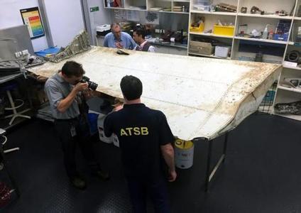 这块飞机碎片是今年6月在坦桑尼亚奔巴岛海滩发现的,通过外形推断可能来自飞机的机翼襟翼,而碎片发现地点与马航370航班客机残骸的漂移模型预测一致。