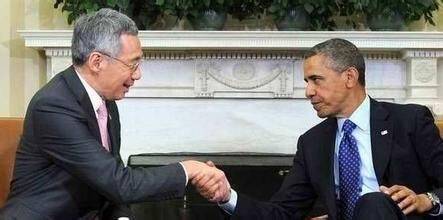 奥巴马与新加坡总理李显龙握手