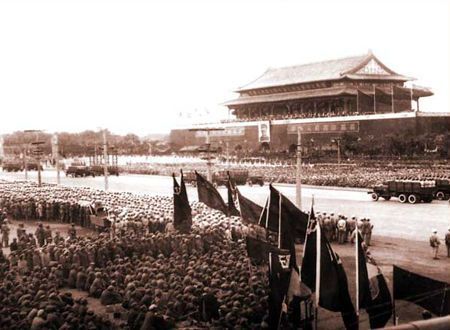开国大典上,参加庆典的人民群众和接受检阅的人民解放军方队
