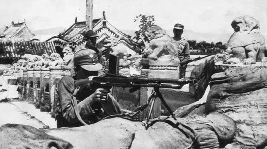 卢沟桥头防御工事内的中国士兵