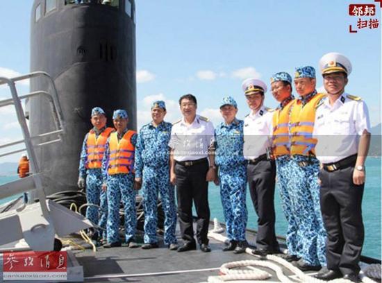 　　资料图：范怀南（左四）与184号潜艇官兵合影。