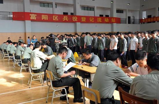 男青年须兵役登记否则无法贷款_手机新浪网