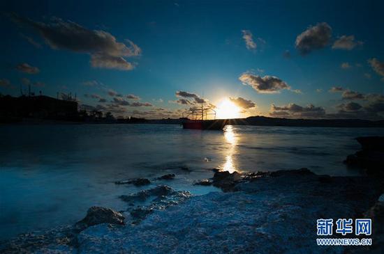 图为来自网站的南海纪实栏目照片,夕阳下的三沙赵述岛海岸景色。