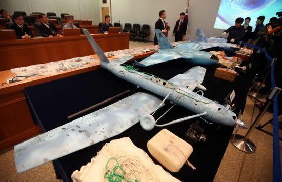 资料图：2014年4月11日，位于大田的韩国国防科学研究所工作人员向记者展示在韩国发现的无人机及其内部设备。韩国初步认定在韩坠毁无人机来自朝鲜。