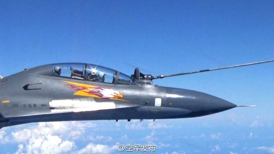 中国空军苏-30战机两次实施海上空中加油