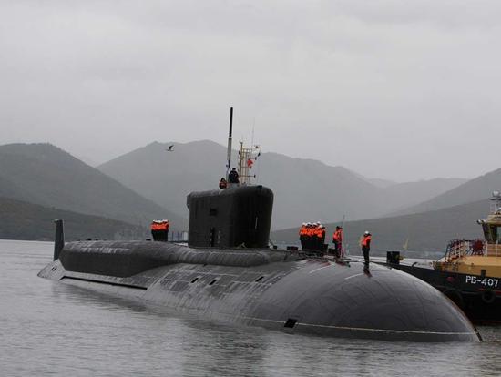 资料图:俄罗斯“北风之神”级核潜艇停泊在堪察加半岛海港
