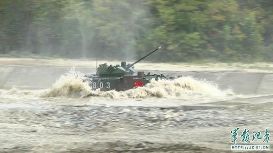 比赛中的国产03式伞兵战车