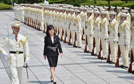 月4日，日本东京，日本新防卫大臣稻田朋美上任后检阅自卫队