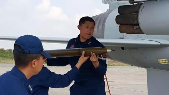中国飞豹战机参加“航空飞镖-2016”竞赛