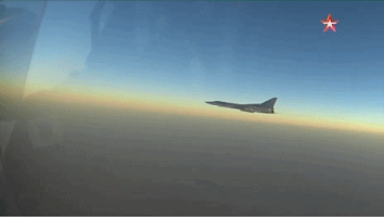 俄军8日发布的图-22M3“逆火”在叙利亚上空执行轰炸任务画面