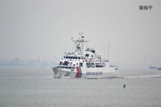 056版海警船高速航行破浪出海