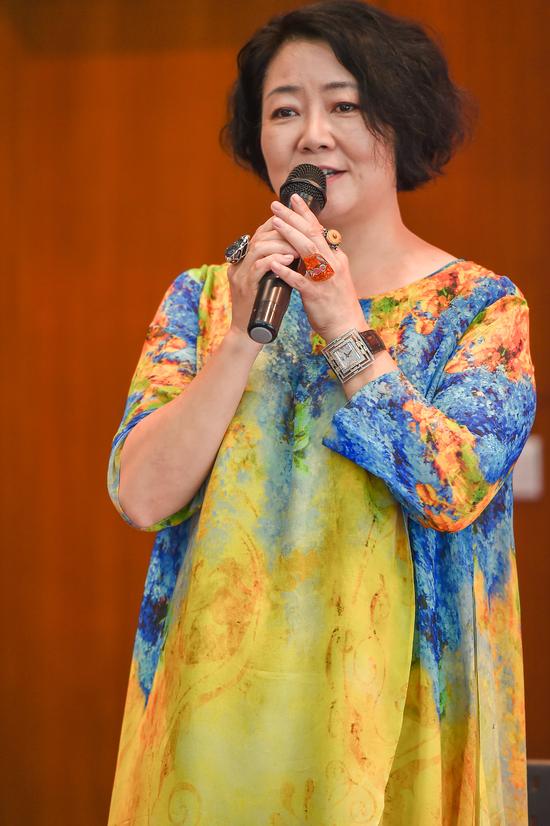 著名演员萨日娜