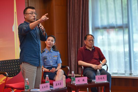 著名导演康洪雷现场发表观点