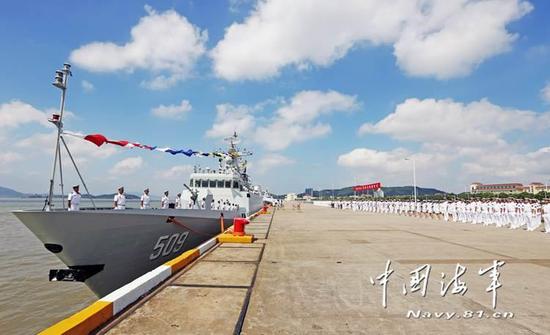 新型导弹护卫舰淮安舰加入东海舰队