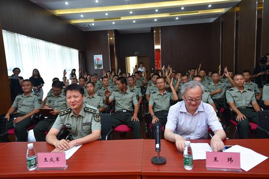 现场官兵积极举手提问与嘉宾互动