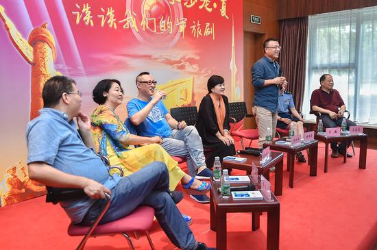 嘉宾与官兵们互动,现场气氛热烈