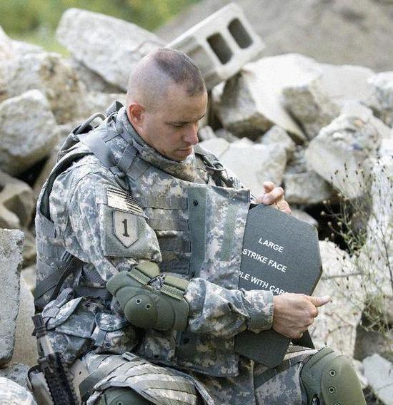 资料图:美军军官根据需求而加装的碳化硼陶瓷插板